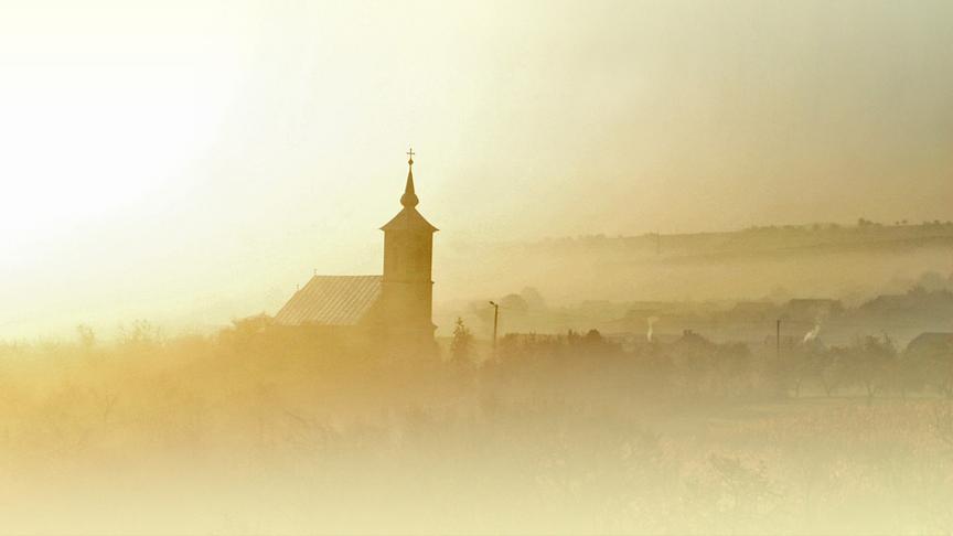 © Foto: ORF/Crossing the Line/Mares Lucian/Shutterstock Im Bild: Die Silhouette einer Transsilvanischen Kirche im Nebel.