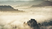 © Foto: ORF/Crossing the Line/Ioana Catalina E/Shutterstock Im Bild: Die Kirche von Birthälm erhebt sich aus dem Nebel im Dorf in Transsilvanien.