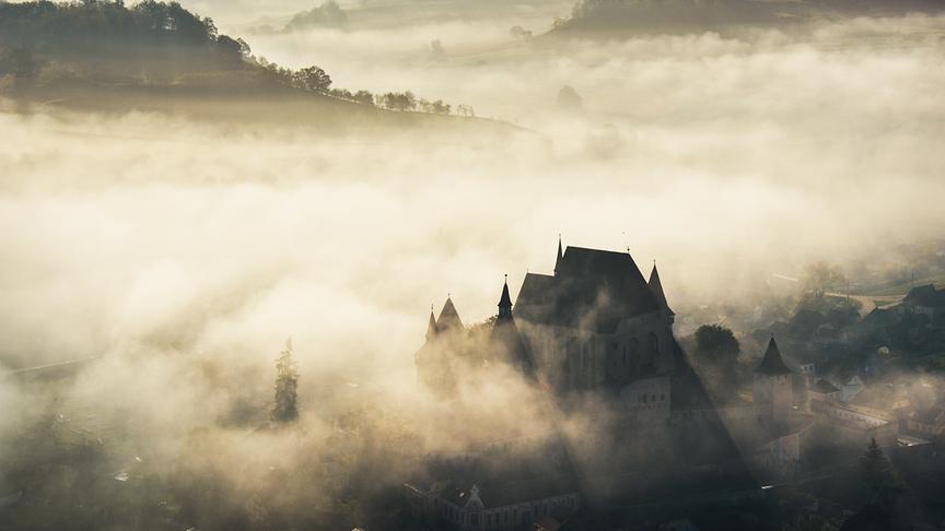 © Foto: ORF/Crossing the Line/Ioana Catalina E/Shutterstock Im Bild: Die Kirche von Birthälm erhebt sich aus dem Nebel im Dorf in Transsilvanien.