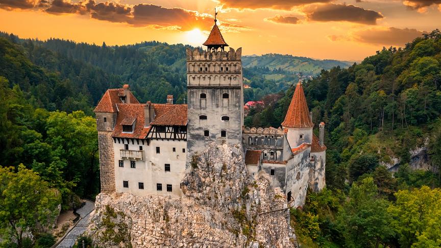 © Foto: ORF/Crossing the Line/fogcatcher/Shutterstock Im Bild: Schloss Bran bei Sonnenuntergang.
