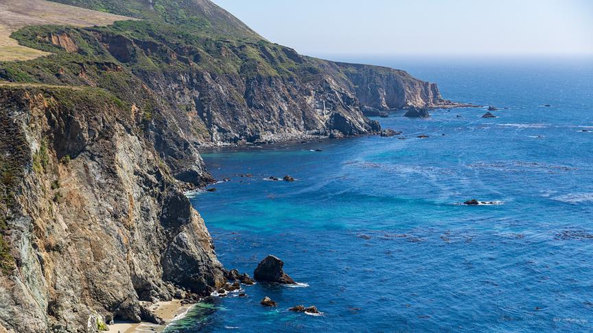 © Foto: ORF/Längengrad Filmproduktion/Claudia Schmitt Steil abfallende Felsküste, die im Meer endet.