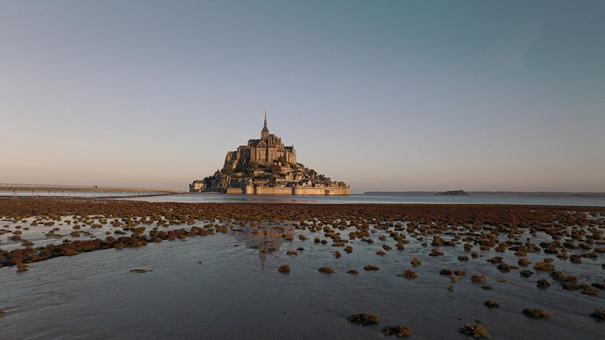 Im Bild: Auch wenn das Kloster über dem Watt thront, sind Insel und Natur untrennbar miteinander verbunden.
