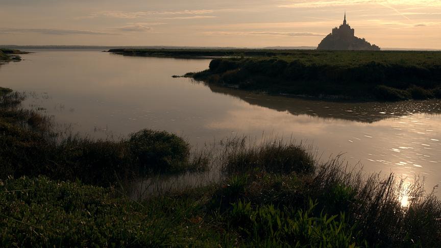 Im Bild: Auch wenn das Kloster über dem Watt thront, sind Insel und Natur untrennbar miteinander verbunden.
