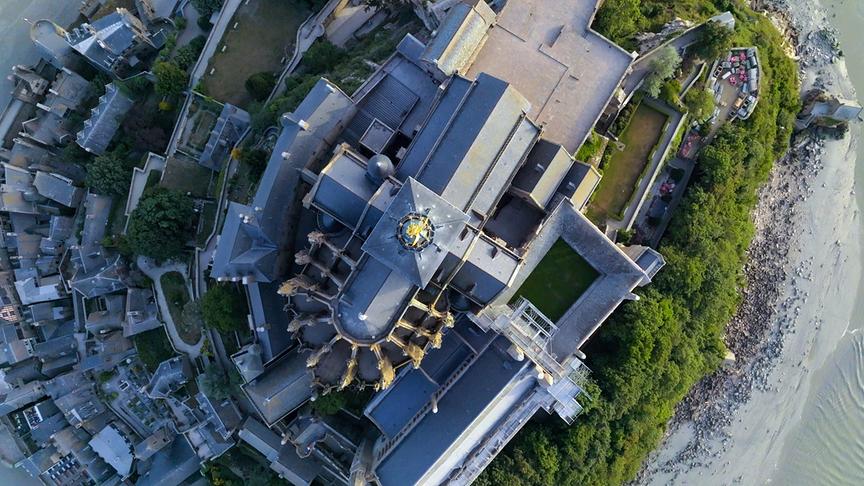 Im Bild: Die Dächer des Klosters sind der perfekte Brutplatz für die Möwen.