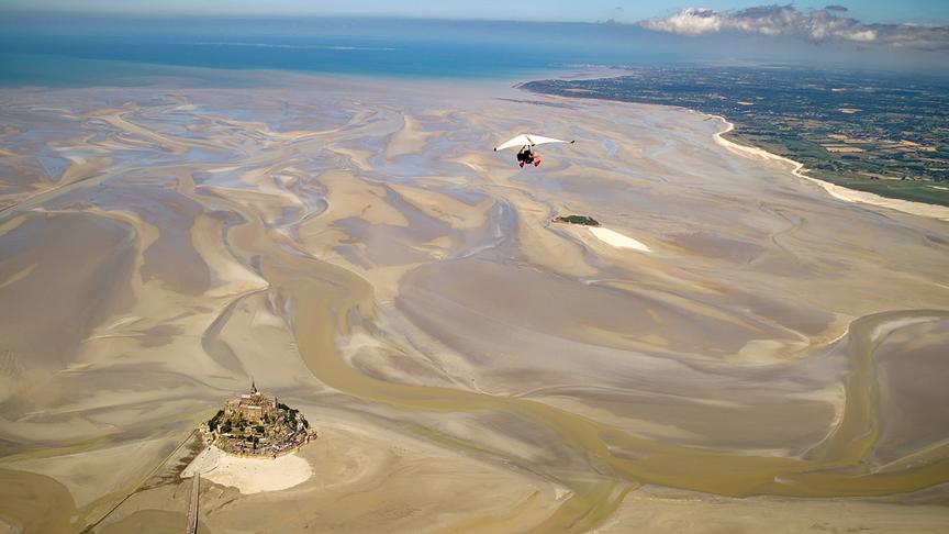Im Bild: Aus der Luft offenbart sich die nahezu kreisrunde Form der Insel – und ihre besondere Lage mitten im Meer wird erst jetzt wirklich greifbar.