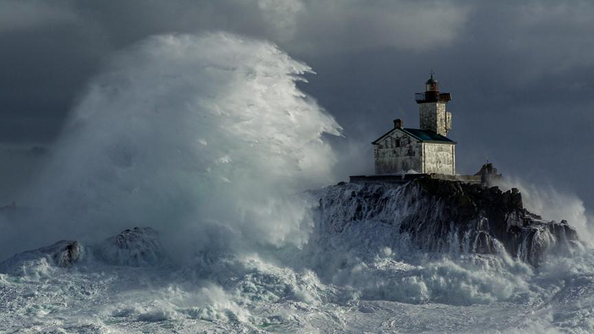Im Bild: In der Normandie kommt die Flut mit gewaltiger Kraft zurück.