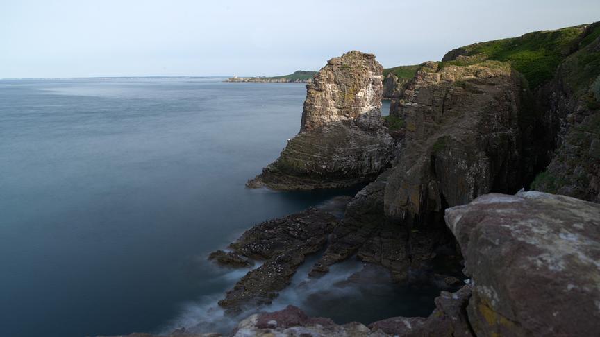 Im Bild: Je weiter man der Küste in die Bretagne folgt, werden die seichten Sandstände von hohen Klippen abgelöst.