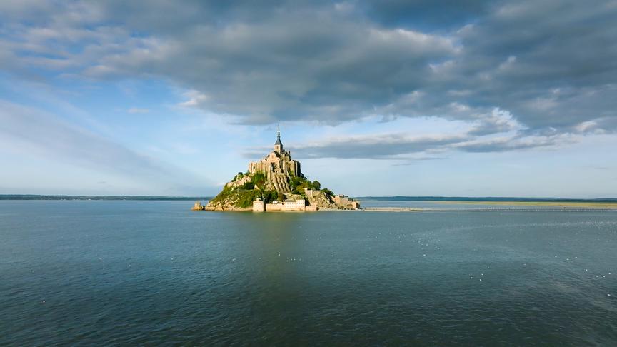 Im Bild: Mont Saint-Michel ist ein sehr beliebtes Ausflugsziel, welches im Sommer gleichermaßen von Möwen und Touristen beherrscht wird.