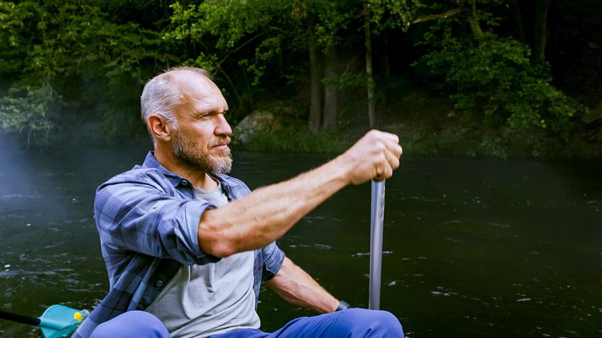 Im Bild: Hermann Maier fährt im Schlauchboot auf der Thaya. 
