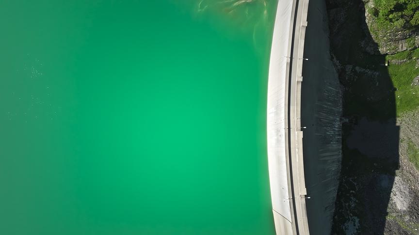 Im Bild: Diese 70 Meter hohe Betonwand des Barbellino Staudamms hält riesige Wassermassen in Schach.