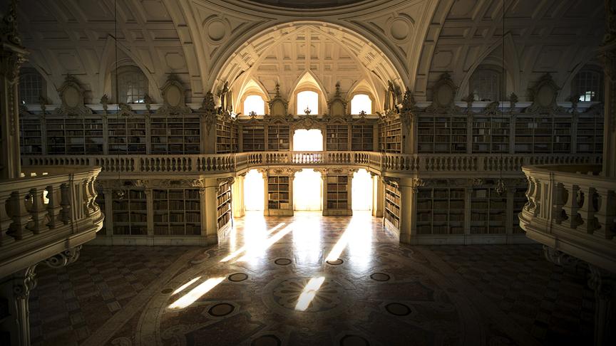 Im Bild: Die Palastbibliothek von Mafra enthält das gesammelte Wissen vieler Jahrhunderte in über 35.000 Bänden.