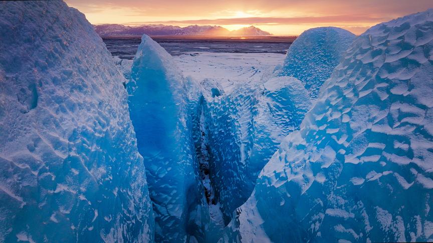 © Foto: ORF/Light & Shadow GmbH Im Bild: Gletscher entstehen da, wo Schnee über Jahrhunderte zu einer dicken Eisschicht gepresst wird.