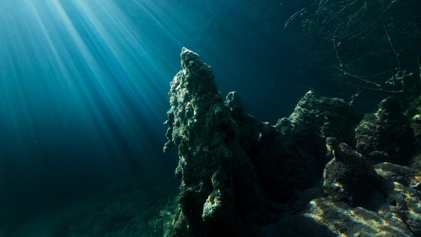 Im Bild: Das kristallklare Wasser der Plitvicer Seen wird durch Kalk- und Dolomitgestein gefiltert, bevor es über mehr als 90 Kaskaden in die Tiefe stürzt.