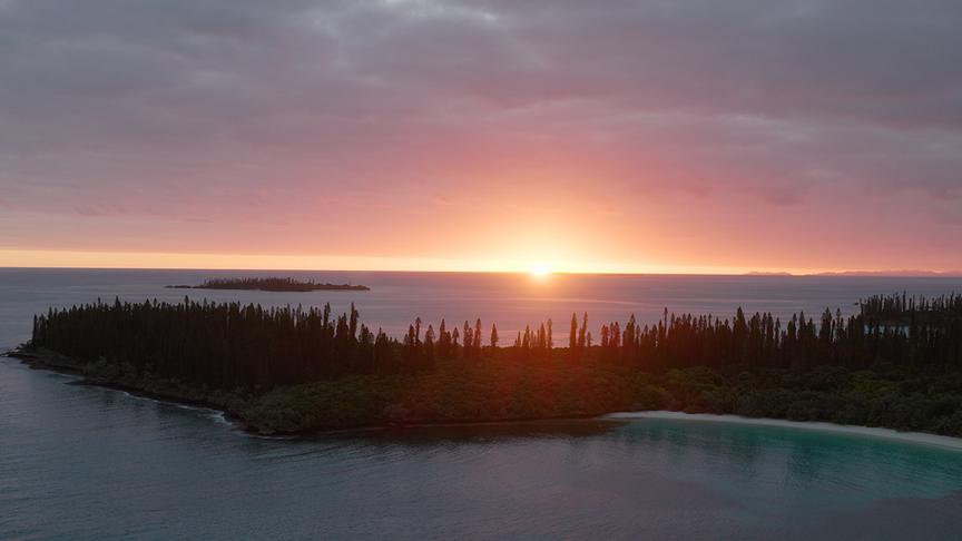 Im Bild: Malerischer Sonnenuntergang an der Küste der Île des Pins in Neukaledonien.