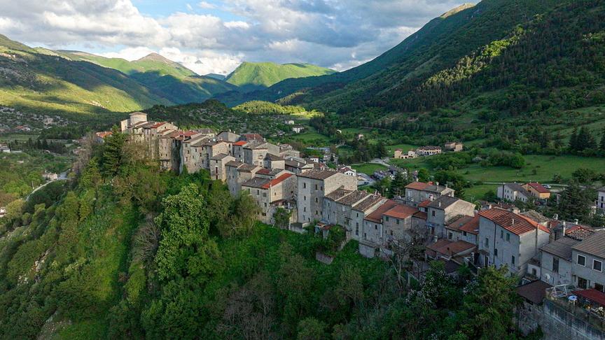 Im Bild: Der Ort Villalago in der italienischen Region Abruzzen.