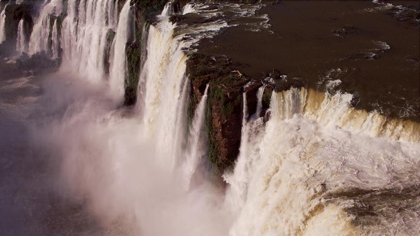 Im Bild: Die Wasserfälle von Iguazú sind fast drei Kilometer breit.