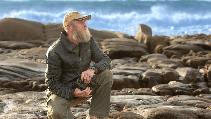 Im Bild: Dr. Philip Stander untersucht die Gezeitenzone, in der die Löwen begonnen haben, die Nahrungsquellen im Meer zu plündern.