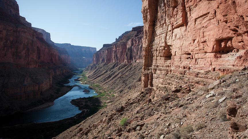 Im Bild: Die Nankoweap Kornspeicher gehören zu den Überbleibseln menschlicher Siedlungen im Grand Canyon. Die ältesten gefundenen menschlichen Gegenstände sind annähernd 12.000 Jahre alt und stammen aus der paleoindianischen Zeit.