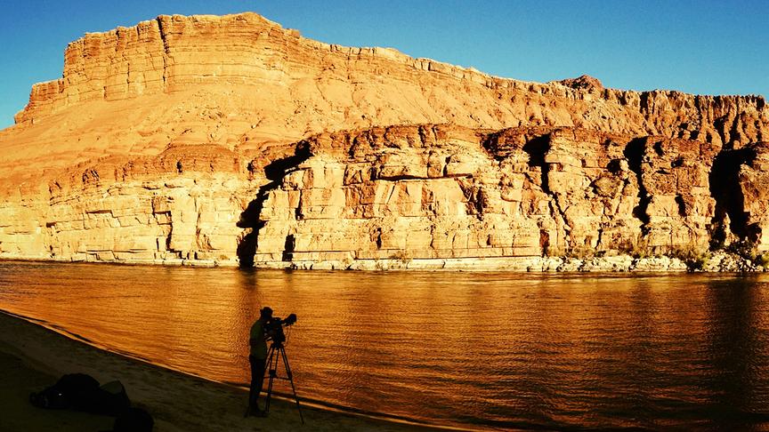 Im Bild: Ein Morgen am Colorado River. Nur als Frühaufsteher bekommt Kameramann Yann Sochaczewski das beste Licht vor die Linse.