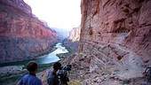 Im Bild: Yann Sochaczewski und Pim Niesten drehen entlang des Colorado Rivers. Sie erreichten dabei Gebiete, die die Mehrheit der Besucher des Grand Canyon Nationalparks nicht zu Gesicht bekommen.