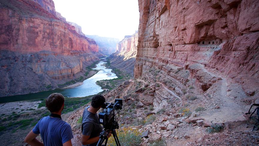 Im Bild: Yann Sochaczewski und Pim Niesten drehen entlang des Colorado Rivers. Sie erreichten dabei Gebiete, die die Mehrheit der Besucher des Grand Canyon Nationalparks nicht zu Gesicht bekommen.