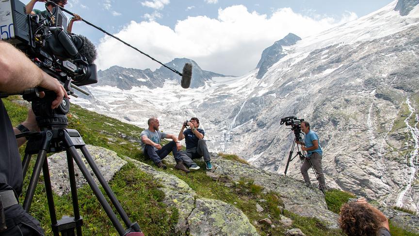 Gespräch Hermann Maier und Willi Seifert auf der Greizerhütte.