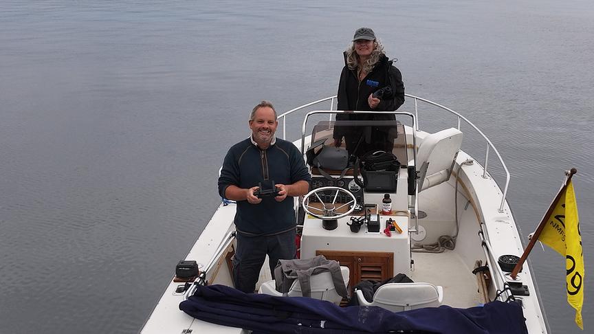 Im Bild: Tierfilmer Florian Graner und Gina Truesdell sind mit der Drohne auf der Suche nach Orcas.