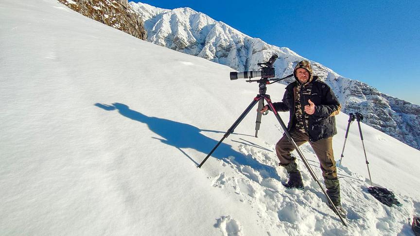 Im Bild: Kameramann Luca Verducci dreht in den Alpen entlang des Tagliamento.