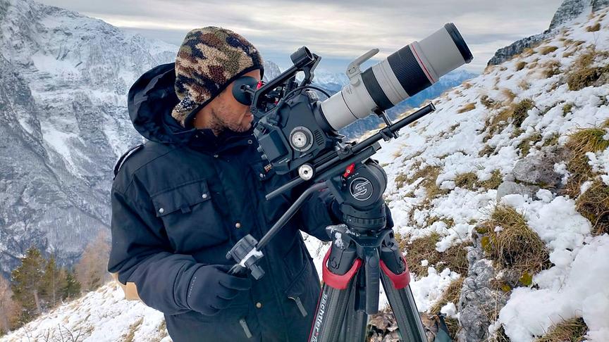 Im Bild: Kameramann Luca Verducci dreht in den Alpen entlang des Tagliamento.