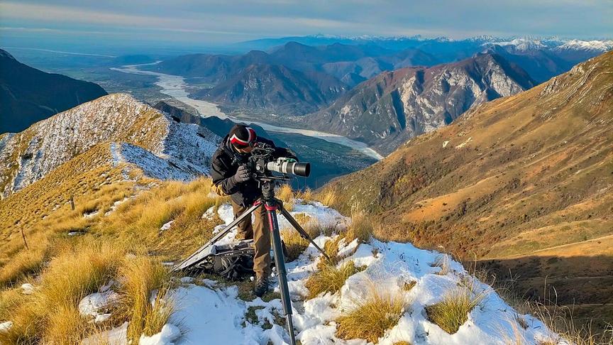 Im Bild: Kameramann Luca Verducci dreht in den Alpen entlang des Tagliamento.