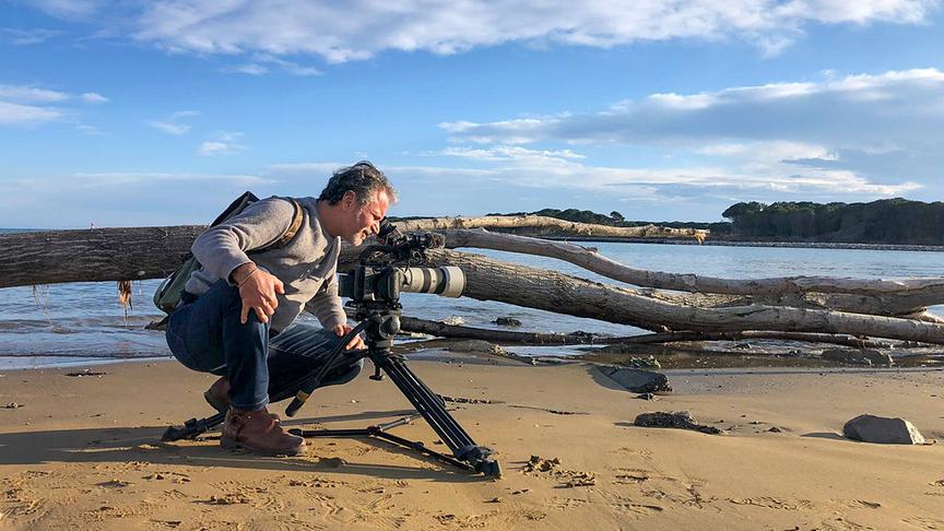 Im Bild: Regisseur Giuseppe Bucciarelli bei Dreh in Lignano, an der Adria.