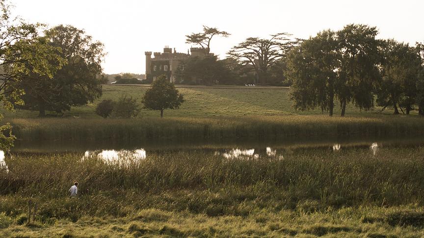 Im Bild: Isabella Tree beobachtet Erntemäuse mit Blick auf Schloss Knepp.