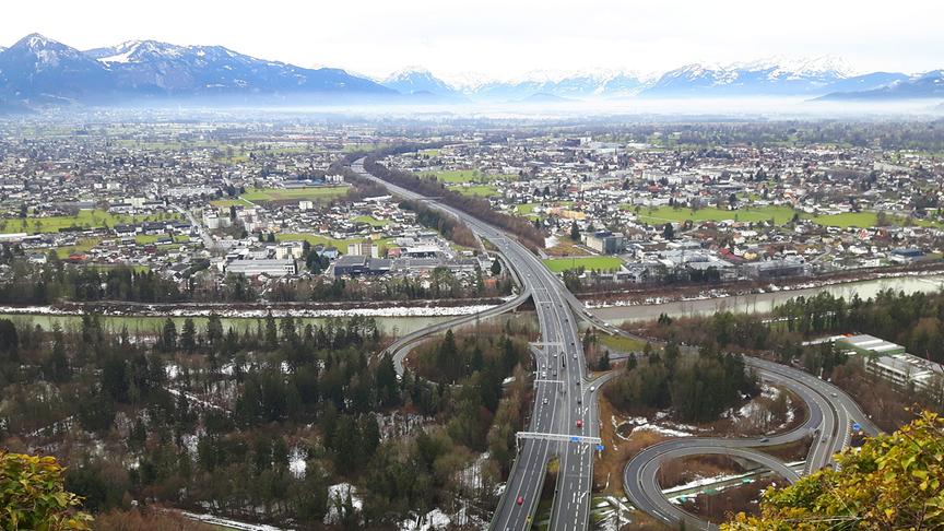 Im Bild: Das Alpenrheintal gehört zu den am dichtesten besiedelten Regionen Österreichs. Neben den Menschen leben hier auch seltene Tiere und Pflanzen in den Resten einer alten Kulturlandschaft.