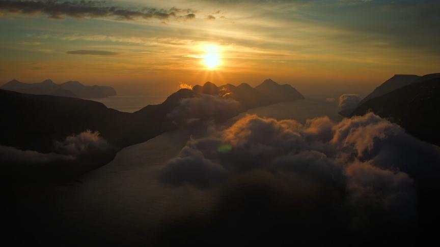 Im Bild: Sonnenuntergang auf den Färöer-Inseln.