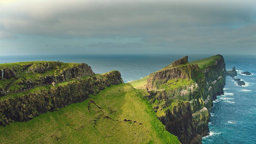 Im Bild: Klippen auf den Färöer-Inseln.