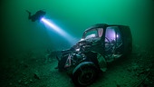 Im Bild: Wrack eines Ford Oldtimers aus den 50er Jahren.