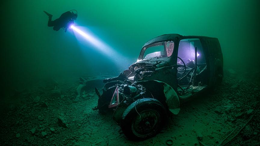 © Foto: ORF/Nautilusfilm/Tobias Friedrich Im Bild: Wrack eines Ford Oldtimers aus den 50er Jahren.