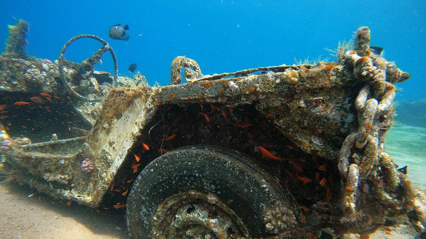 Im Bild: Jordanien, Akaba, Unterwasser‐Militärmuseum - Militärfahrzeug, das am Meeresgrund liegt und von Fischen umgeben ist.