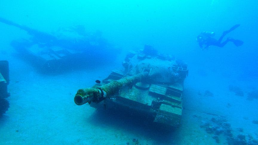 Im Bild: Jordanien, Akaba, Unterwasser‐Militärmuseum - Panzer, die am Meeresgrund liegen.