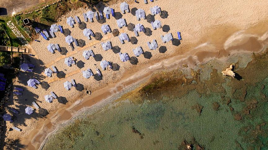 © Foto: ORF/Marco Polo Film AG/Klaus Scheurich Strand von oben mit vielen Liegen und geöffneten Sonnenschirmen.