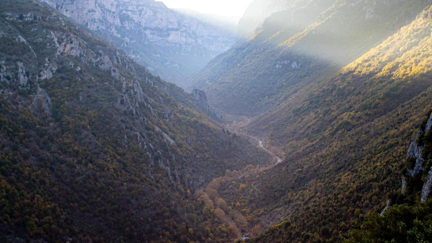 Im Bild: Vikos Schlucht, Griechenland vereinigt sich zum Voidomatis, einen Zufluss zur Vjosa.
