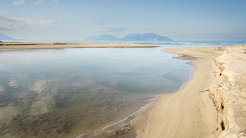 © Foto: ORF/ScienceVision Filmproduktions GmbH/Rita Schlamberger Im Bild: Die Vjosa mündet in Albanien in die Adria.