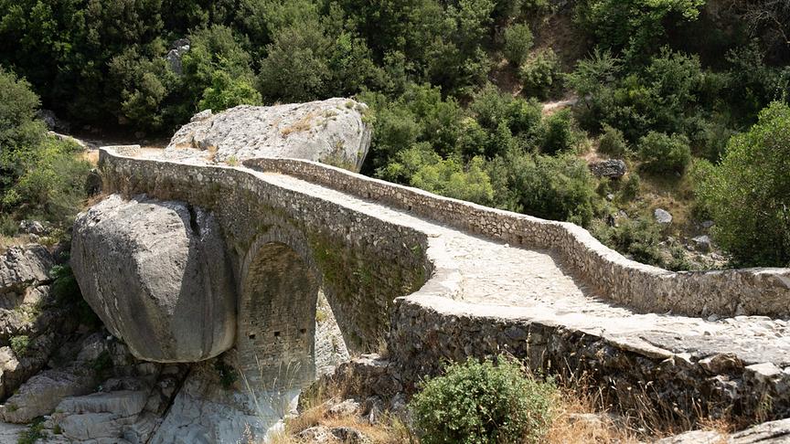 Im Bild: Die historische Steinbrücke von Brataj im Shushicë-Tal in Albanien.