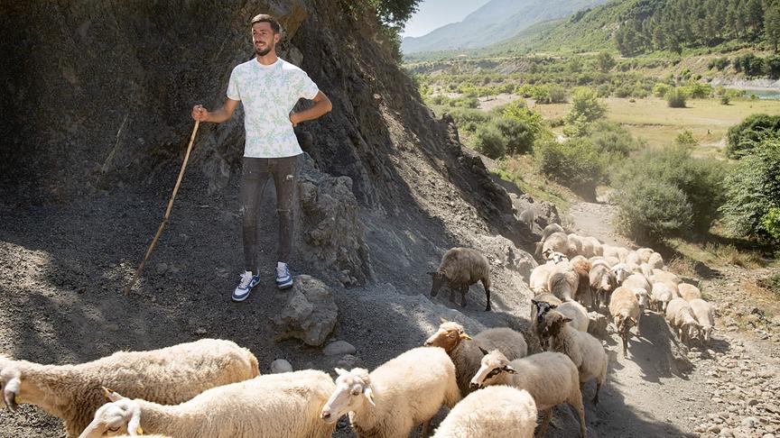 Im Bild: Albanischer Hirte an der Vjosa mit Herde.