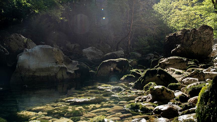 Im Bild: Vjosa Quelle in der Aoos Schlucht, nach dem Bau des Aoos-Springs-Staudamm.