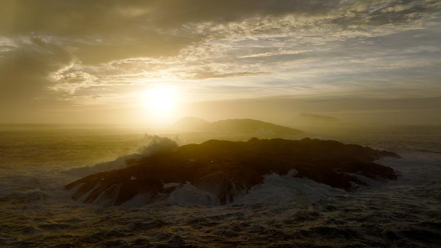 Im Bild: Zahlreiche Mythen und Legenden umranken die von Wind und Wellen zerfurchte Küstenlinie Irlands.