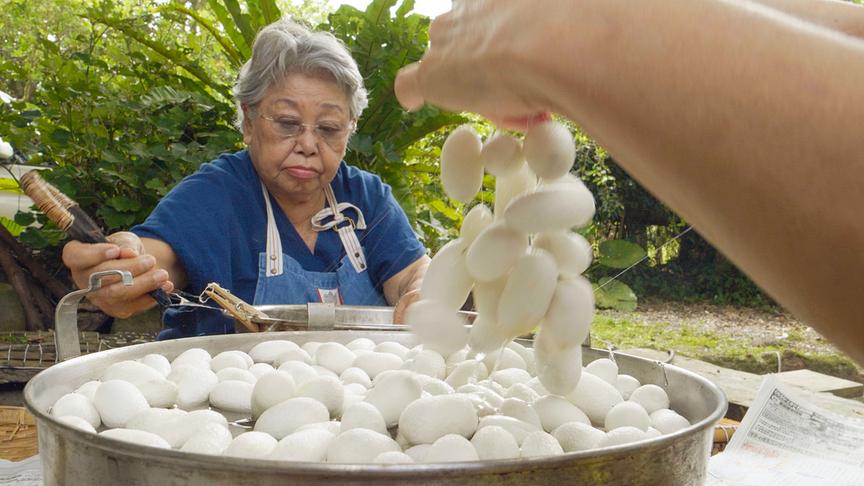 Im Bild: Die Textildesignerin Akiko Ishigaki nutzt nur natürliche Materialien für ihre Stoffe.