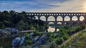 Im Bild: Wie eine Brücke durch die Zeit spannt sich der Pont du Gard über das Tal – ein Bauwerk, das Geschichte bis in die Gegenwart trägt.