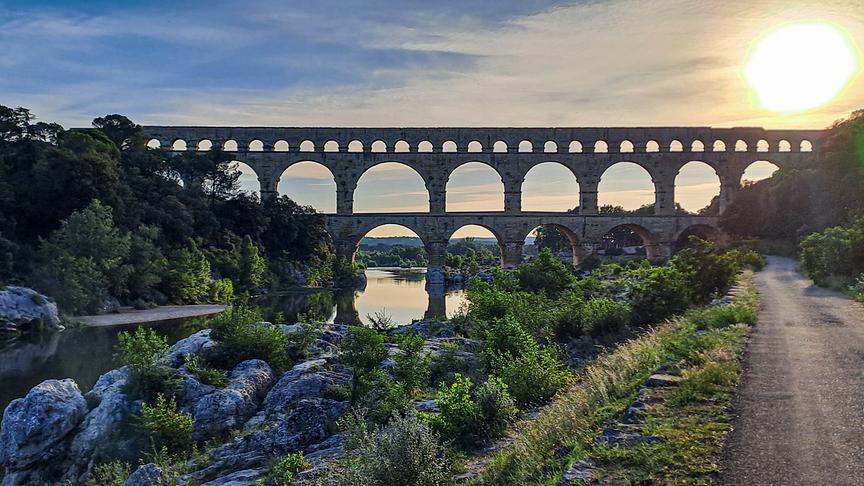 Im Bild: Wie eine Brücke durch die Zeit spannt sich der Pont du Gard über das Tal – ein Bauwerk, das Geschichte bis in die Gegenwart trägt.