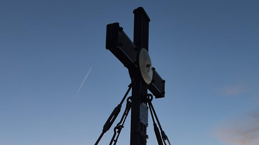 © Foto: ORF/Interspot Film/Philip Pürcher Im Bild: Das Gipfelkreuz des Großglockners.